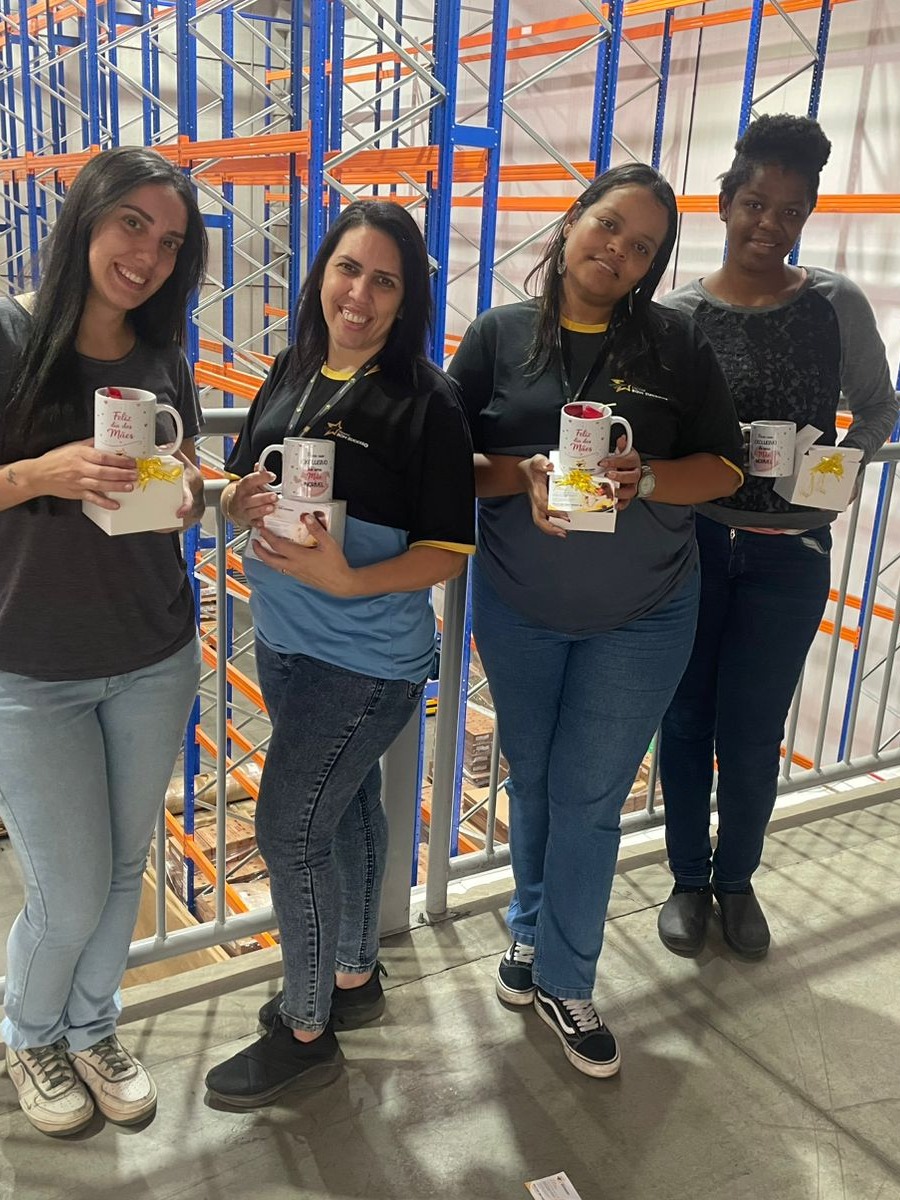 Colaboradoras da Expresso Bom Sucesso recebendo homenagem pelo Dia das Mães