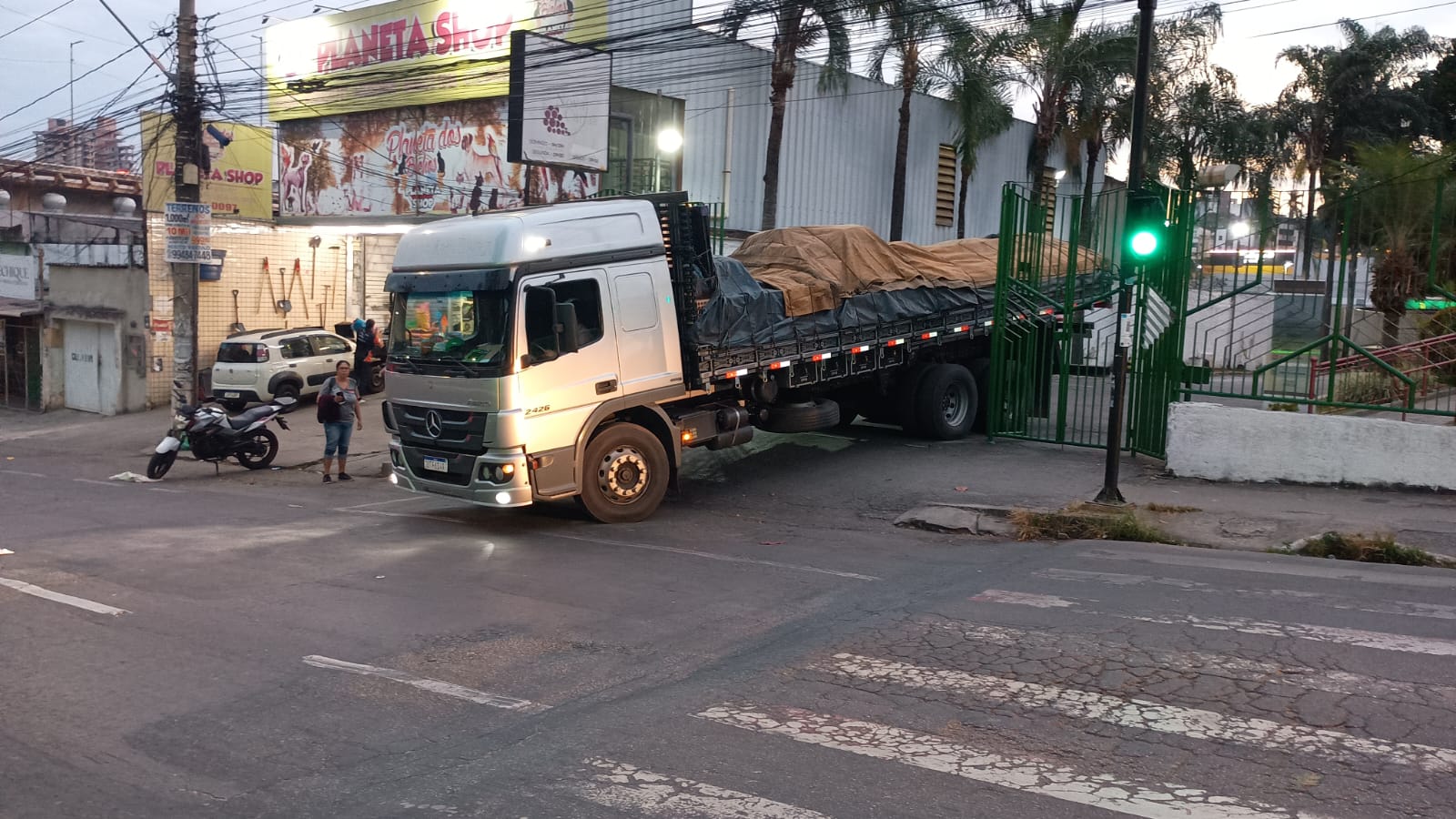 Caminhão utilizado no transporte solidário dos materiais de construção